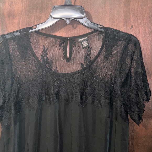 Torrid Black Lace Overlay Top NWOT - Picture 3 of 4